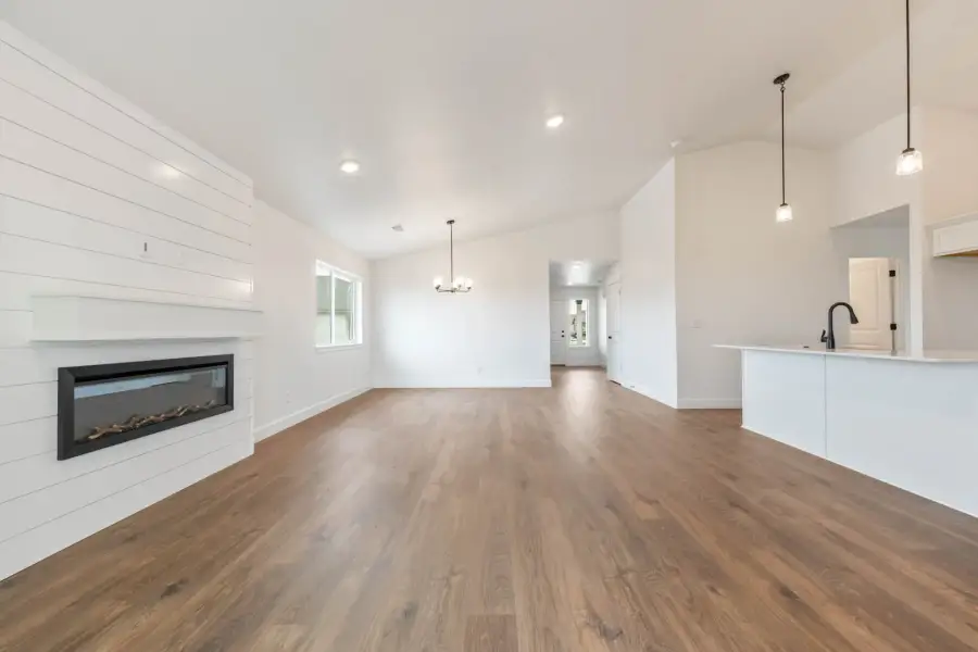 Spacious, unfurnished interior of a new home in Willowbrook, Madras (Image 23).