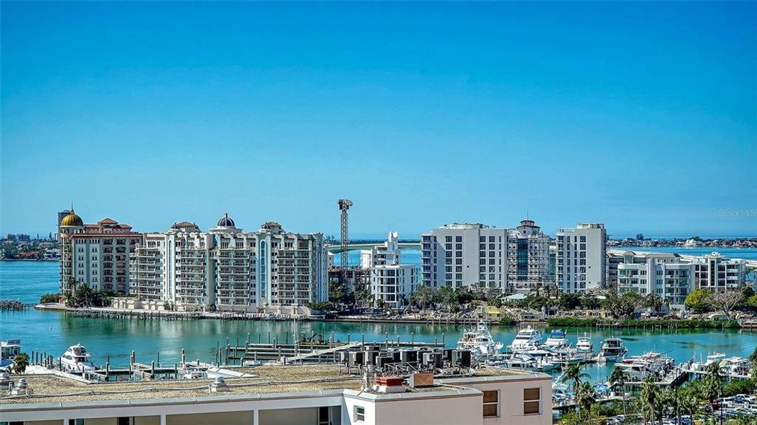 Condo located in Sarasota, FL showcasing its design and architecture (Image 3).