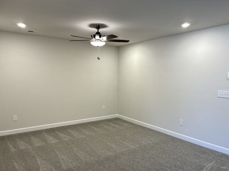 Spacious, unfurnished interior of a new home in Holly Ridge, Greenville (Image 14).