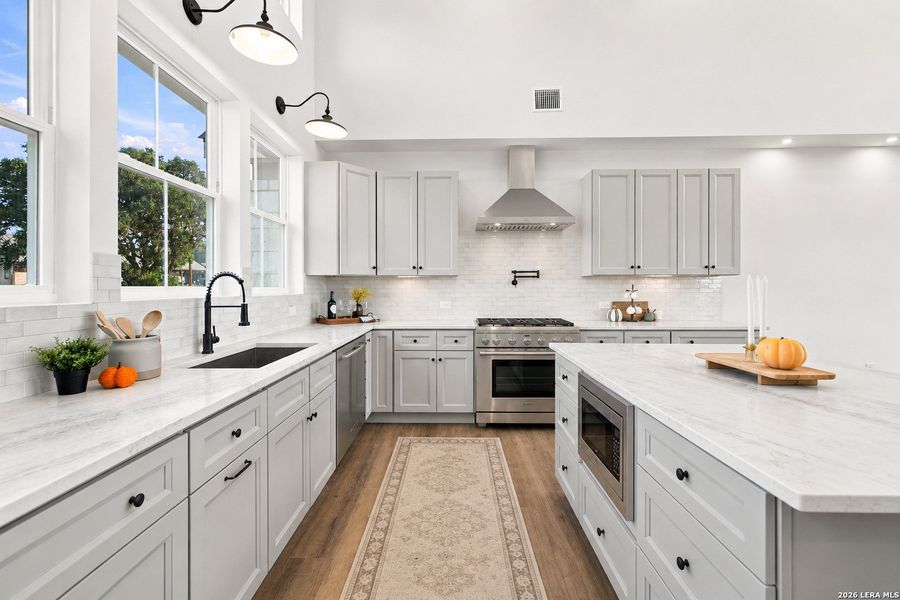 Furnished interior view inside a new home in , Bandera (Image 12).