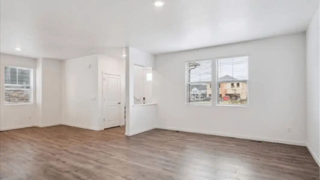 Spacious, unfurnished interior of a new home in Horizon Uptown, Aurora (Image 9).