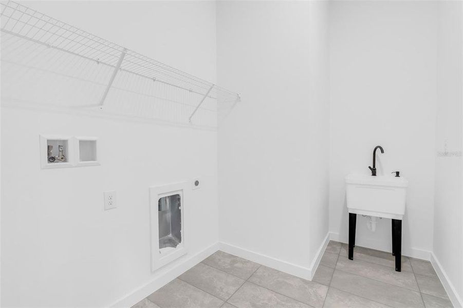 Spacious, unfurnished interior of a new home in , Citrus Springs (Image 28).