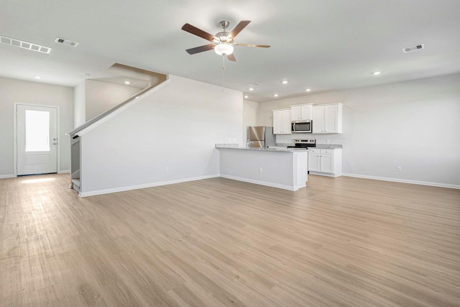 Spacious, unfurnished interior of a new home in Wayside Village, Houston (Image 14).