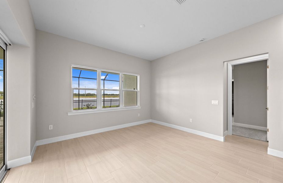 Spacious, unfurnished interior of a new home in Del Webb Oak Creek, North Fort Myers (Image 28).
