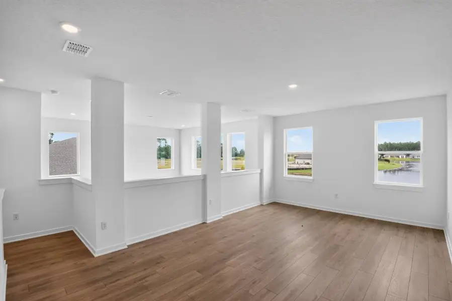 Spacious, unfurnished interior of a new home in Ardisia Park, New Smyrna Beach (Image 19).