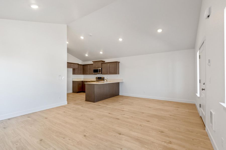 Spacious, unfurnished interior of a new home in Feather Ridge, Redmond (Image 12).