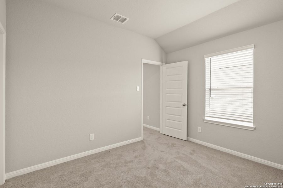 Spacious, unfurnished interior of a new home in Cinco Lakes, San Antonio (Image 11).
