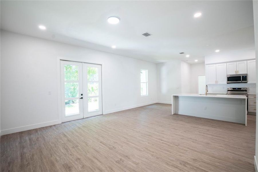Spacious, unfurnished interior of a new home in , Tampa (Image 32).