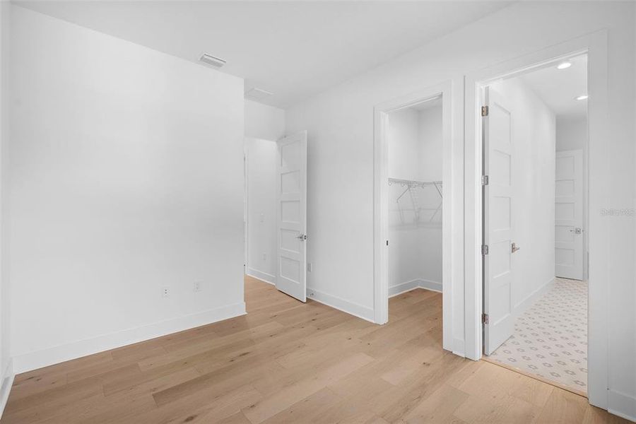 Spacious, unfurnished interior of a new home in , Tampa (Image 23).