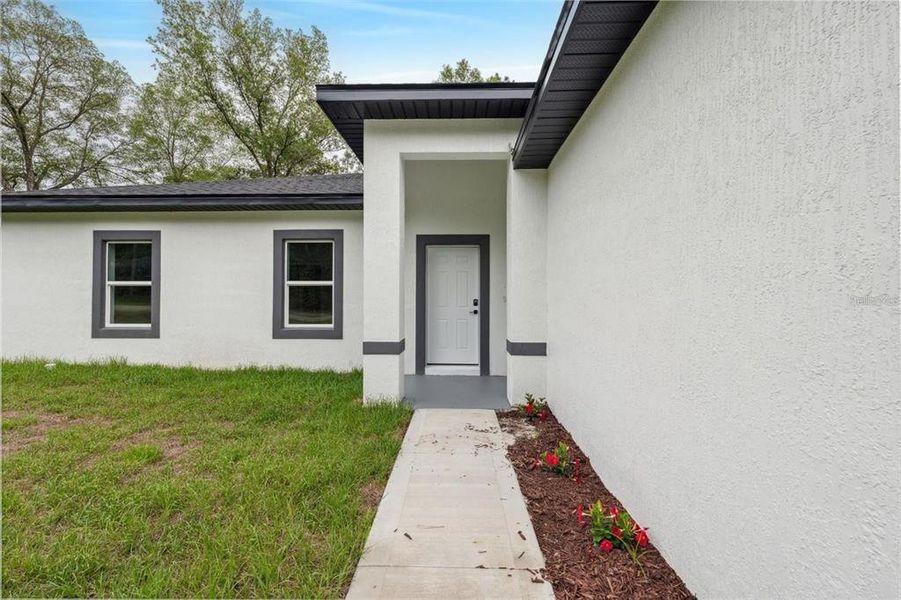Exterior details and patio area of a home in , Dunnellon (Image 3).