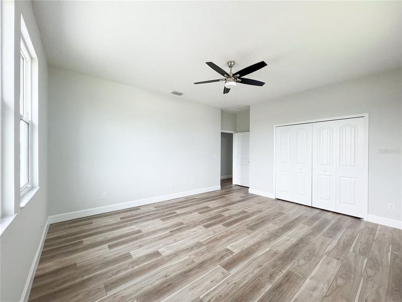 Spacious, unfurnished interior of a new home in , Sarasota (Image 18).