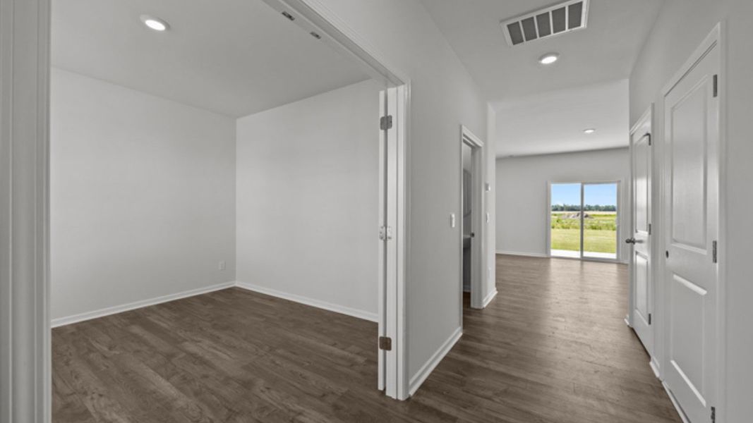 Spacious, unfurnished interior of a new home in East Ridge, Ayden (Image 12).
