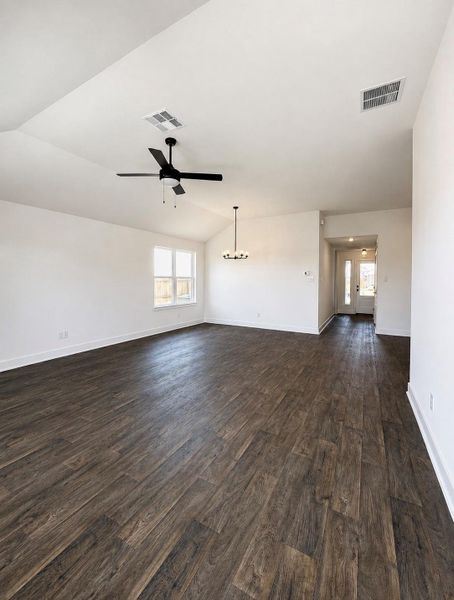 Spacious, unfurnished interior of a new home in River Ranch Trails, Dayton (Image 10).