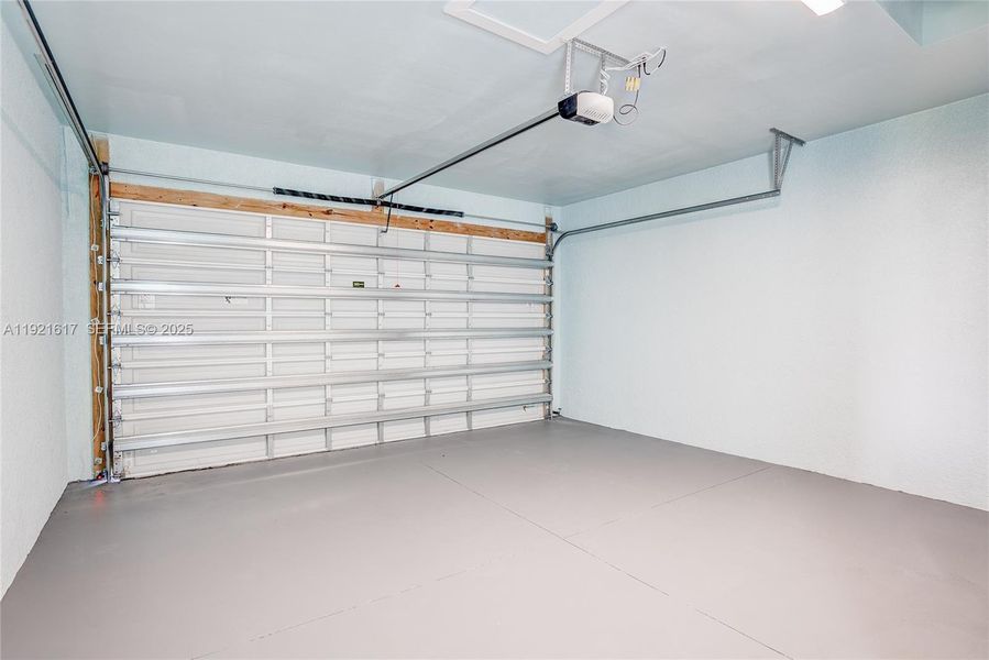 Spacious, unfurnished interior of a new home in , Cape Coral (Image 13).