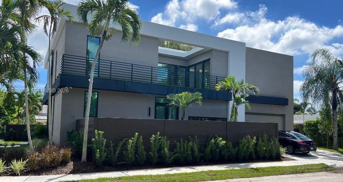 Condo located in Fort Lauderdale, FL showcasing its design and architecture (Image 5).