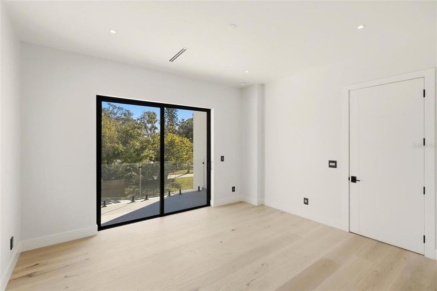 Spacious, unfurnished interior of a new home in , Sarasota (Image 33).