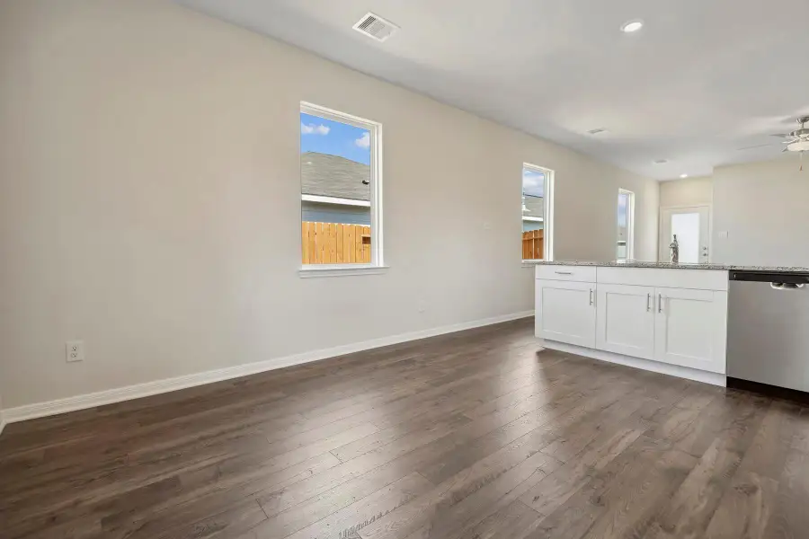 Spacious, unfurnished interior of a new home in Sweetwater Ridge, Conroe (Image 11).