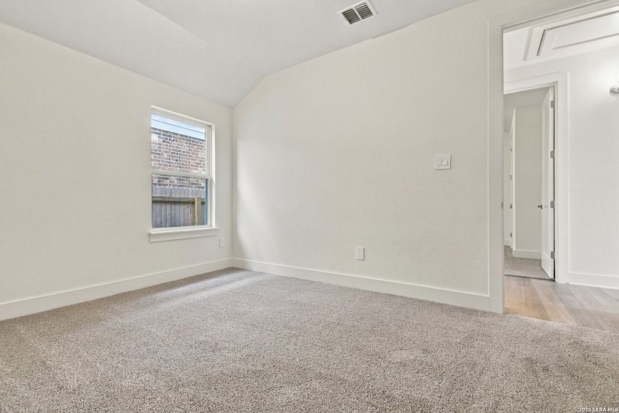 Spacious, unfurnished interior of a new home in Haby Hill 50s, San Antonio (Image 16).