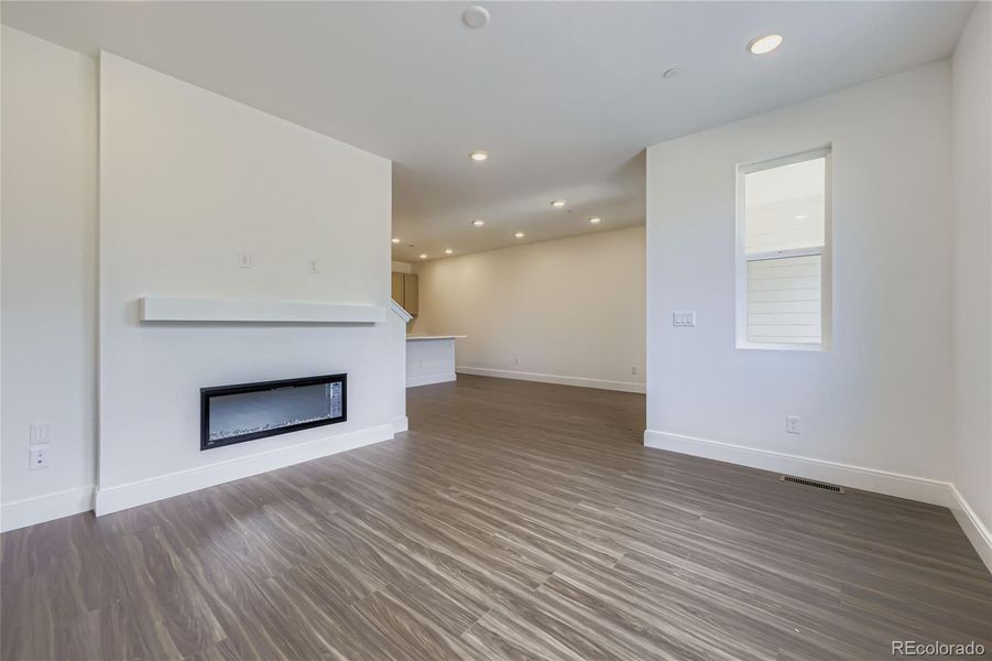Living room w/fireplace Living room w/fireplace