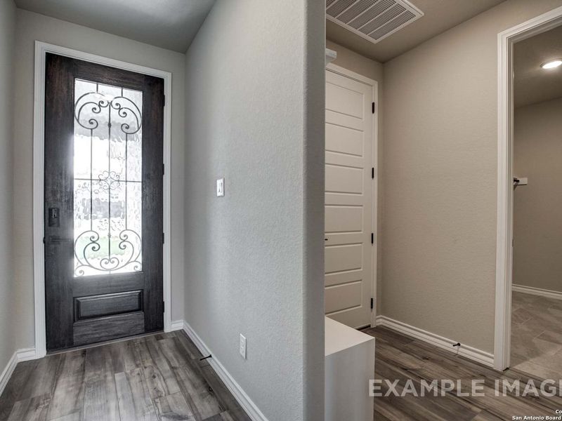 Spacious, unfurnished interior of a new home in Ladera, San Antonio (Image 13).