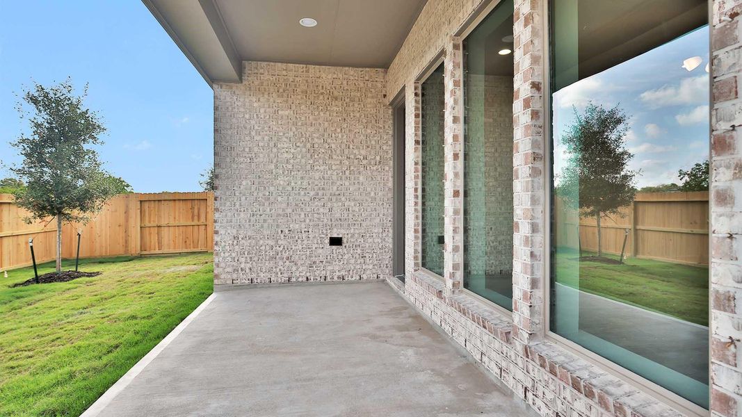 Exterior details and patio area of a home in Valencia, Manvel (Image 3).