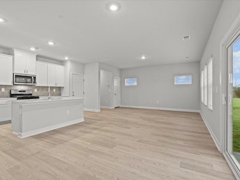Spacious, unfurnished interior of a new home in Village at White Pine, Pendleton (Image 13).