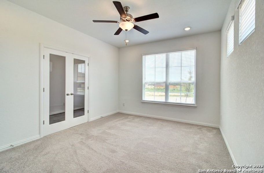 Spacious, unfurnished interior of a new home in Veranda, New Braunfels (Image 27).