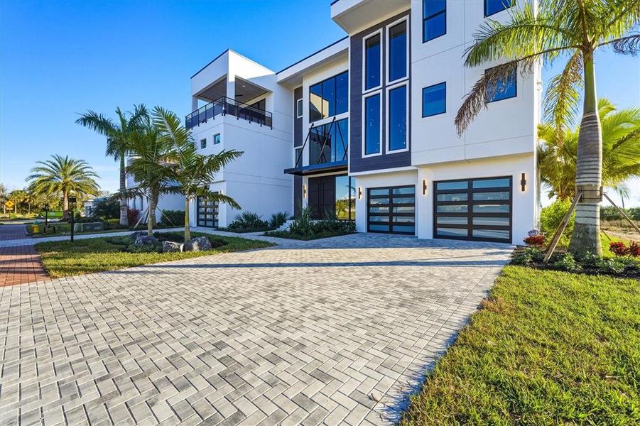 Exterior details and patio area of a home in Legends Bay, Bradenton (Image 38).