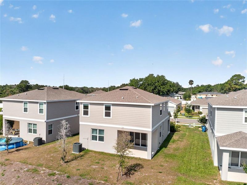 Exterior details and patio area of a home in Seasons at Forest Creek, Haines City (Image 43).