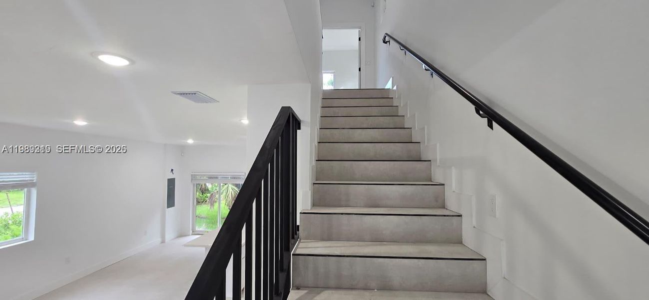 Spacious, unfurnished interior of a new home in , Pompano Beach (Image 9).