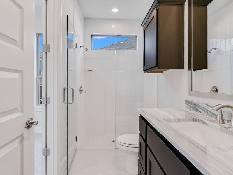 Representative furnished interior of a home built from the Topaz II by Giddens Homes in Riverstone, Georgetown (Image 76).
