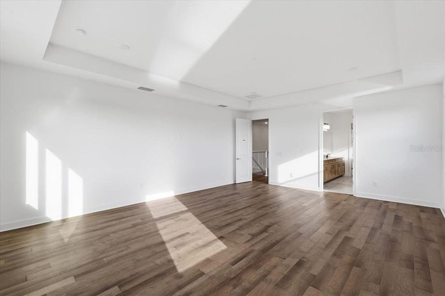 Spacious, unfurnished interior of a new home in Shorefront Cove, Winter Garden (Image 9).