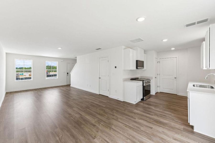 Spacious, unfurnished interior of a new home in Kinsale, Macon (Image 15).