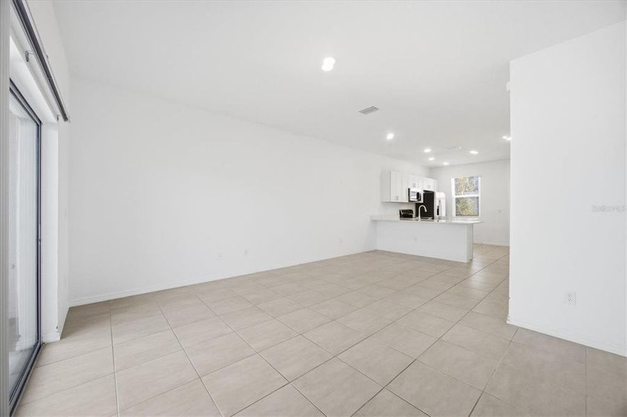 Spacious, unfurnished interior of a new home in , Sarasota (Image 17).
