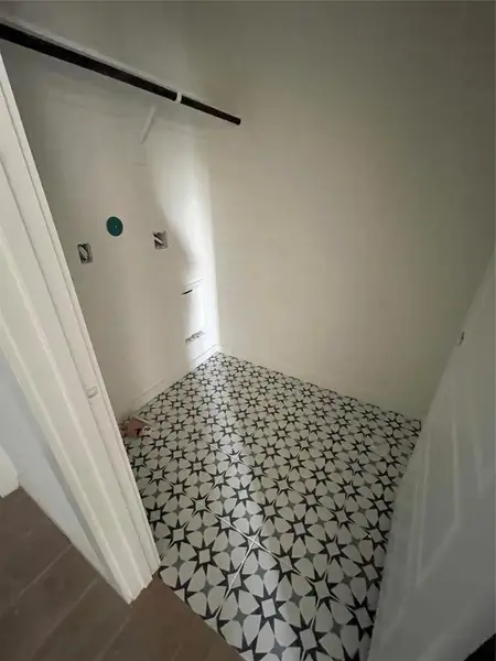 Spacious, unfurnished interior of a new home in , Angleton (Image 3).