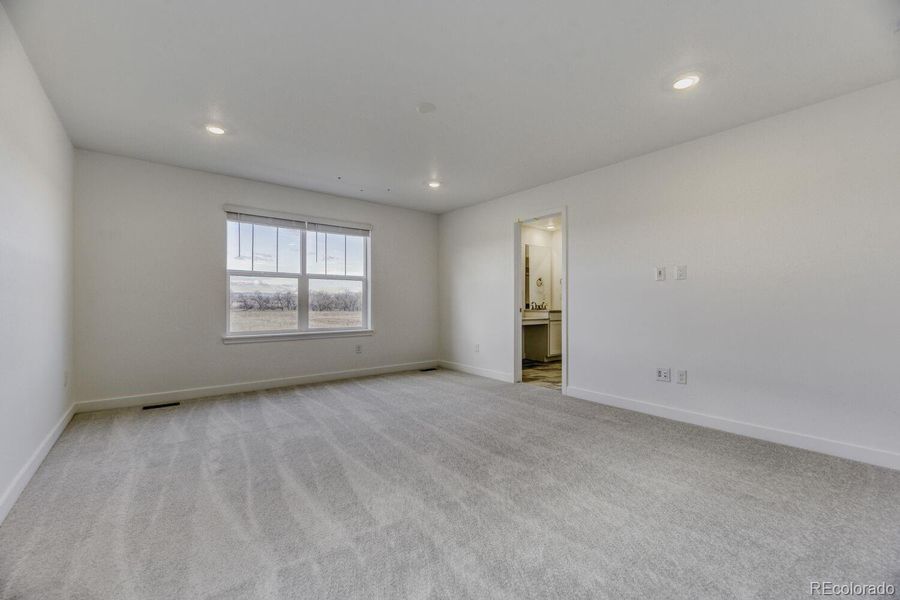 Spacious, unfurnished interior of a new home in Vermilion Creek, Centennial (Image 10).