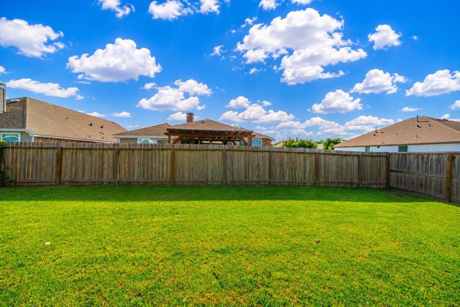 Exterior details and patio area of a home in Hunters Creek, Baytown (Image 3).