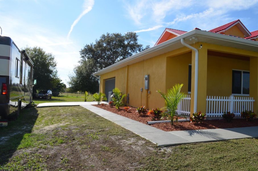 Exterior details and patio area of a home in , Clewiston (Image 25).