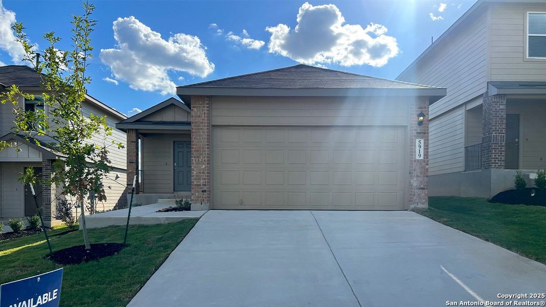 Exterior details and patio area of a home in Applewood, San Antonio (Image 3).