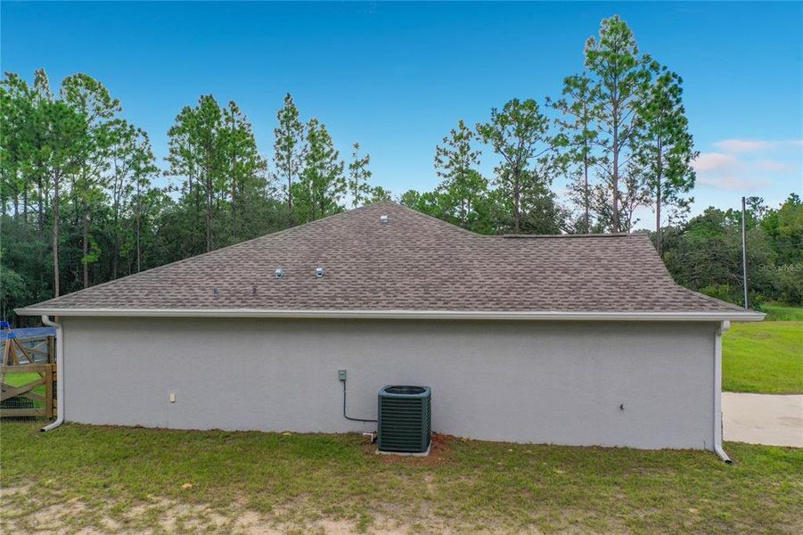 Exterior details and patio area of a home in , Dunnellon (Image 35).