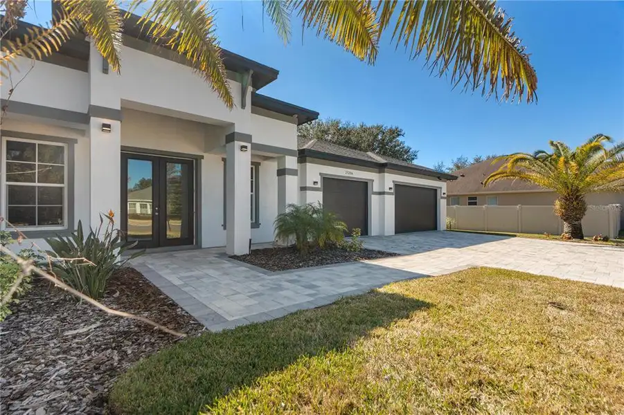 Exterior details and patio area of a home in , Land O' Lakes (Image 3).