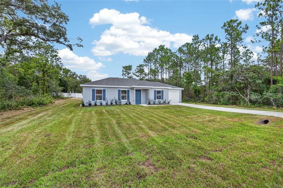 Exterior details and patio area of a home in , Ocala (Image 4).