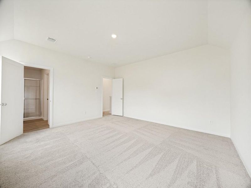 Spacious, unfurnished interior of a new home in Hanolley Hills, Sherman (Image 23).
