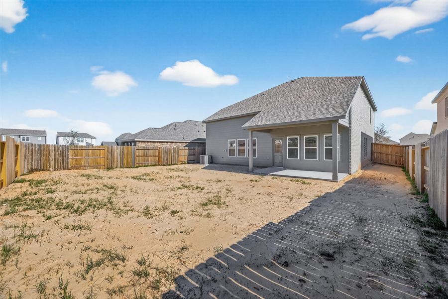 Exterior details and patio area of a home in Lago Mar, Texas City (Image 3).