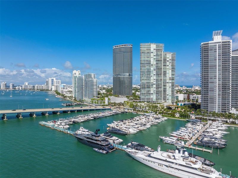 Condo located in Miami Beach, FL showcasing its design and architecture (Image 21).