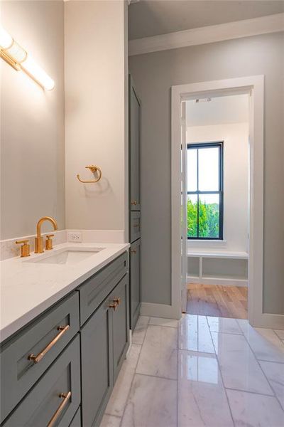 Upstairs ensuite bath