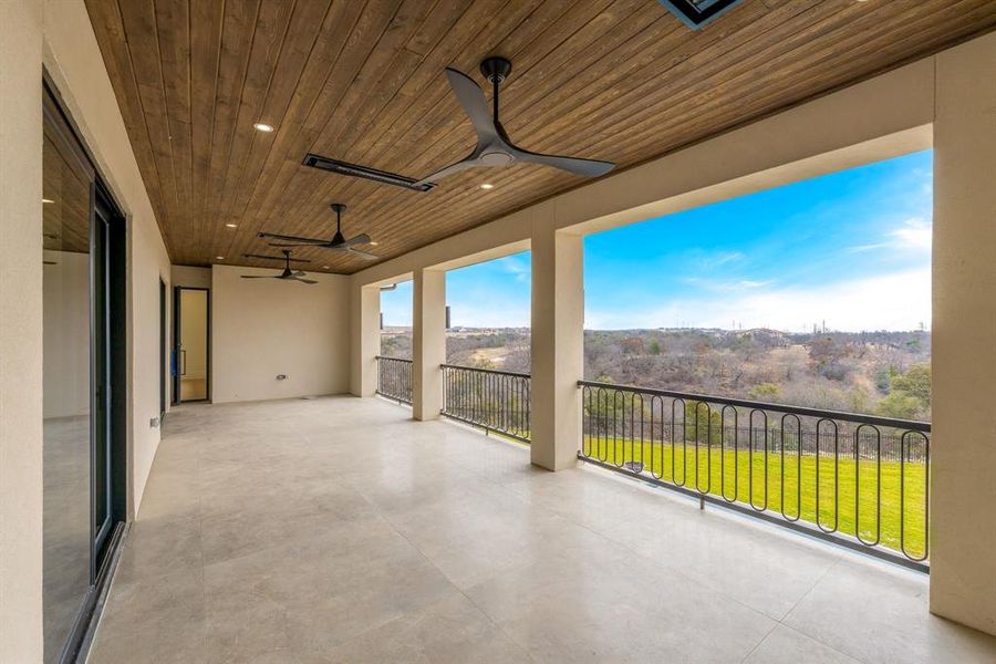 Exterior details and patio area of a home in Fleming Pointe, Fort Worth (Image 3).