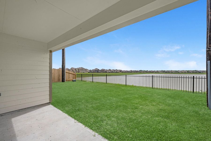 Exterior details and patio area of a home in Huntington Place, Rosharon (Image 3).