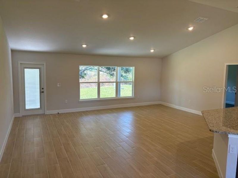 Spacious, unfurnished interior of a new home in Juliette Falls, Dunnellon (Image 8).