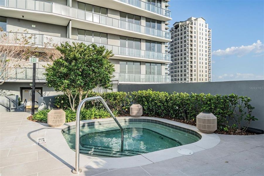 Condo located in Tampa, FL showcasing its design and architecture (Image 34).